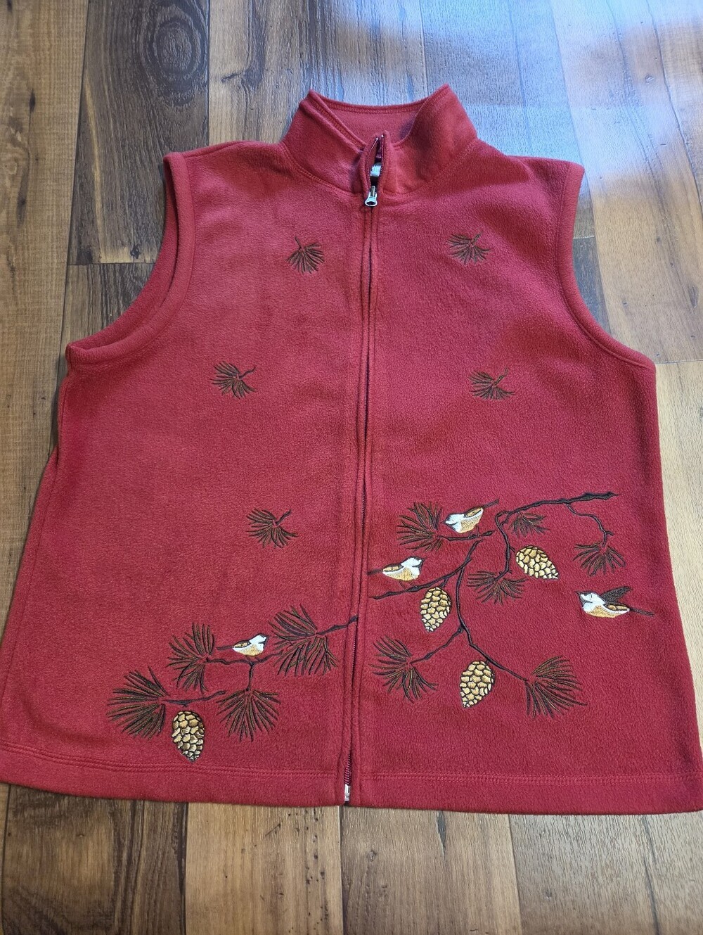 Baxter & Wells Red Fleece Zip Front Vest with Bird & Pinecone Embroidery. Sz L